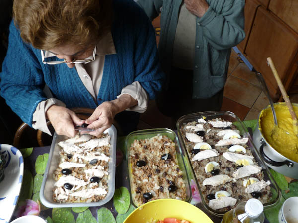 Assembling the pastel de choclo Assembling the pastel de choclo