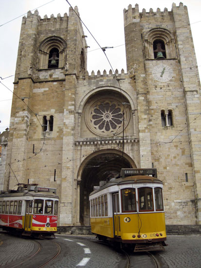 reasons-why-you-should-use-public-transportation-lisbon streetcar reasons-why-you-should-use-public-transportation-lisbon streetcar